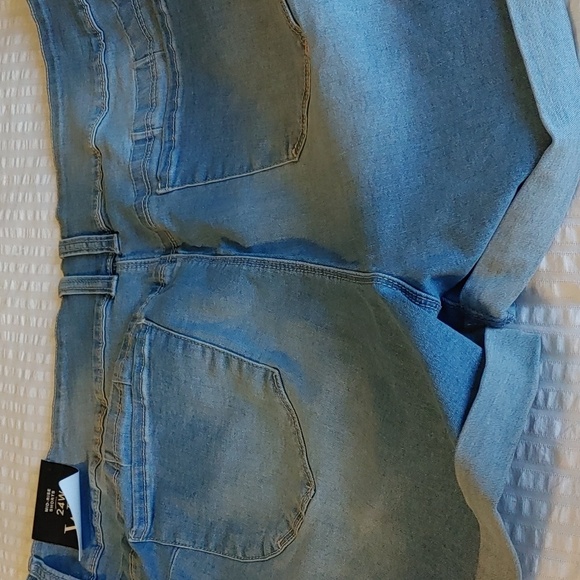 NWT Women's Mid Rise Denim Cuffed Shorts With Tummy Control - Picture 8 of 8